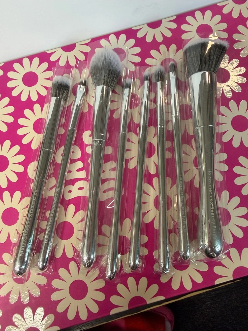 ILO Cosmetics 8 Piece Silver Makeup Brush Set & Matching Glitter Pouch